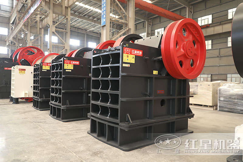 顎式破碎機型號規(guī)格多，400鄂破更受歡迎