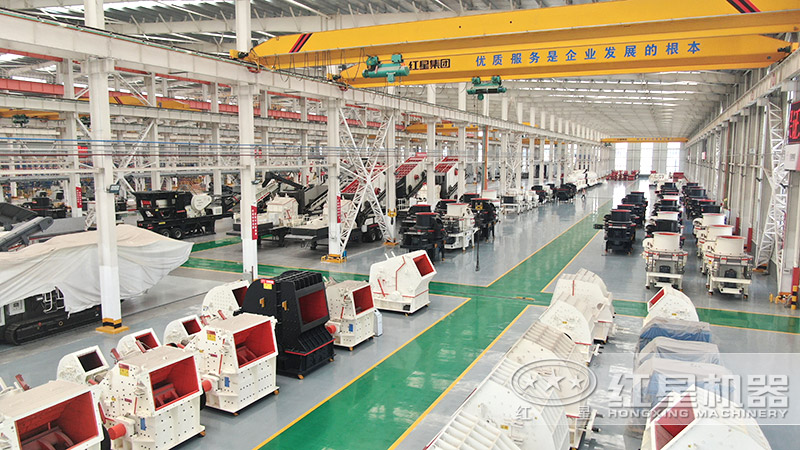 紅星破碎制砂設(shè)備生產(chǎn)車間，設(shè)備種類齊全