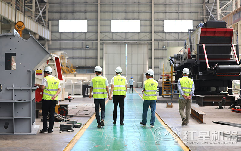 紅星機(jī)器磕石機(jī)廠家，客戶來實(shí)地考察