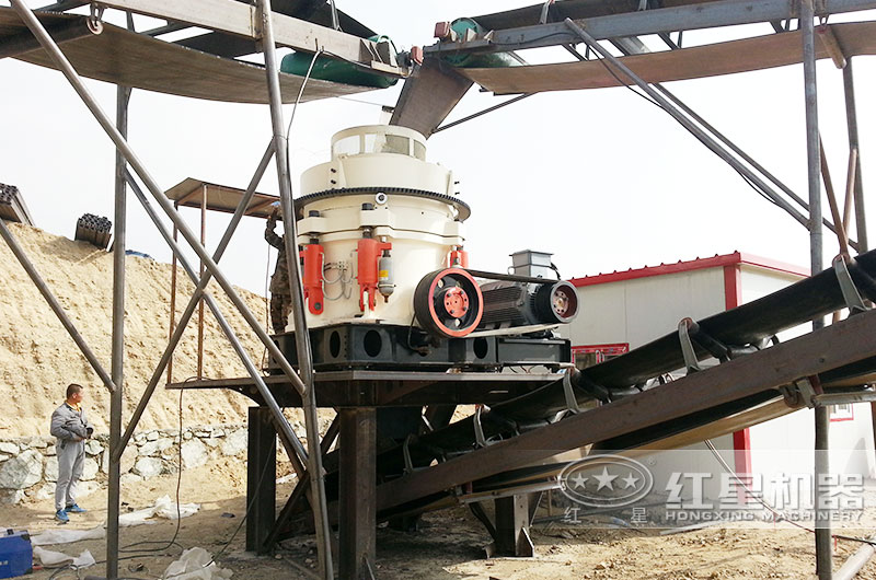 大型石料生產(chǎn)現(xiàn)場，配置顎式破碎機+圓錐破碎機