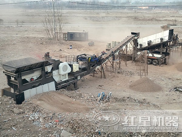 車載移動石子破碎機(jī)現(xiàn)場作業(yè)圖