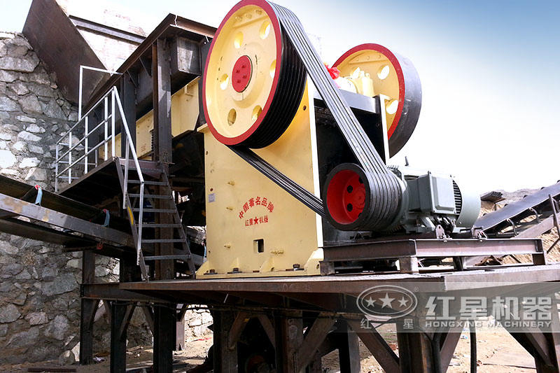 鄂式破碎機(jī)現(xiàn)場