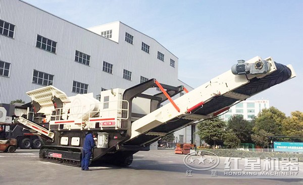 履帶式移動(dòng)碎煤機(jī)工人出廠檢驗(yàn)