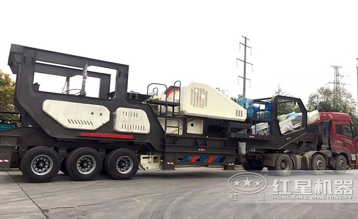 輪胎移動(dòng)破碎機(jī)_流動(dòng)破碎機(jī)開往施工現(xiàn)場(chǎng)