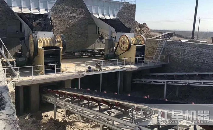 顎式破碎機(jī)用作石頭的粗碎，現(xiàn)場(chǎng)實(shí)拍