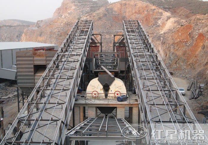 碎石生產(chǎn)線(xiàn)配置兩臺(tái)小型重錘破