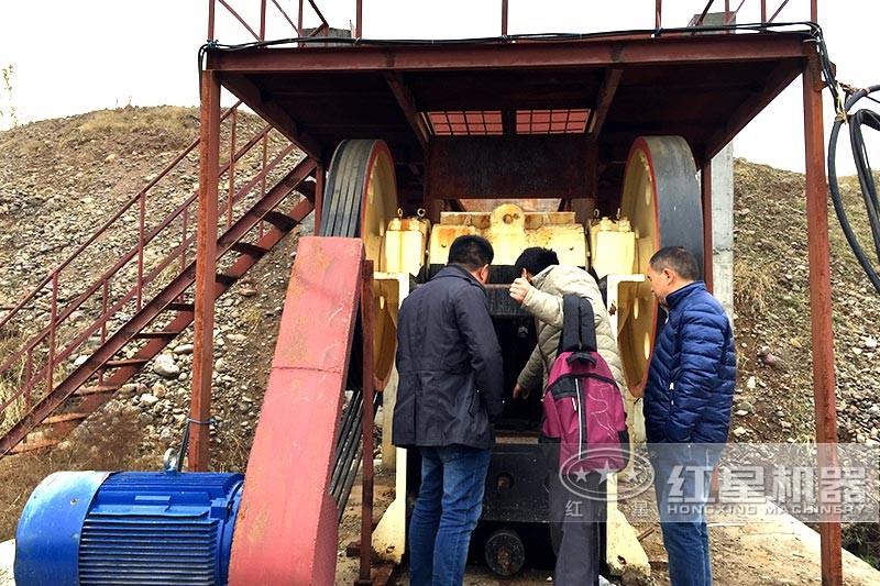 顎破機(jī)現(xiàn)場(chǎng)展示，紅星客戶就近現(xiàn)場(chǎng)參觀