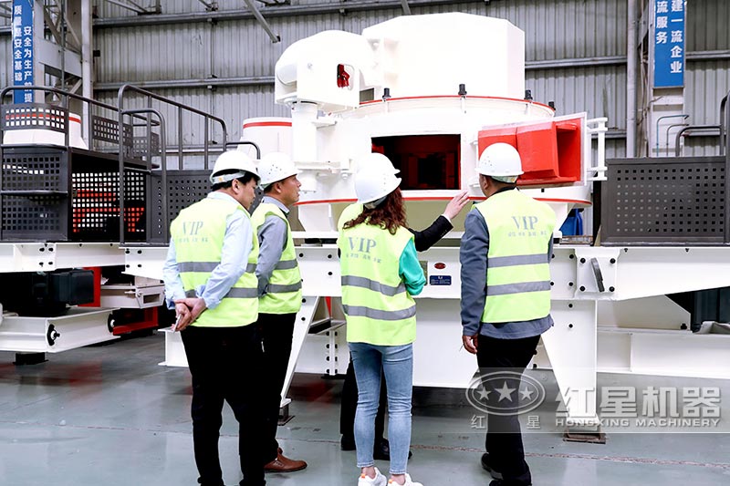 客戶來(lái)紅星參觀制砂機(jī)，考察廠區(qū)