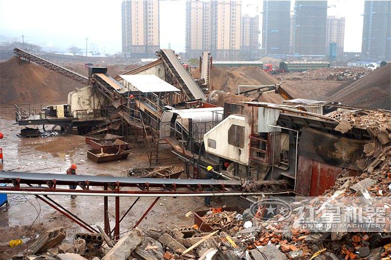 輪胎式移動顎式破碎機(jī)水泥塊建筑垃圾破碎現(xiàn)場