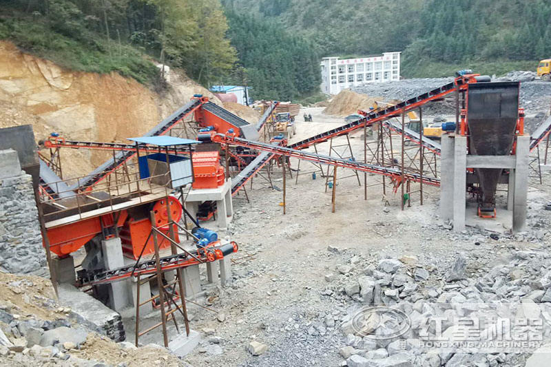 石頭破碎現(xiàn)場，處理中等硬度物料