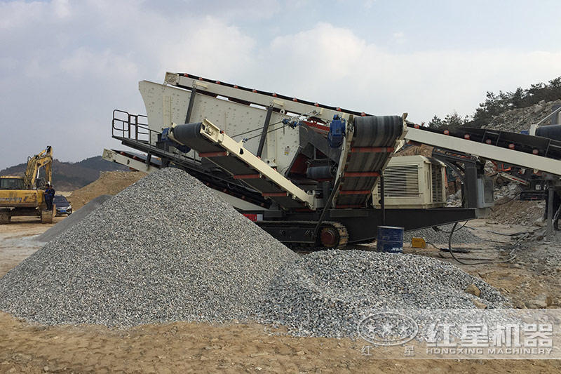 石頭破碎現(xiàn)場，配置履帶式破碎車