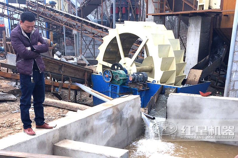 設置蓄水池，加入絮凝劑可實現(xiàn)水循環(huán)，環(huán)保