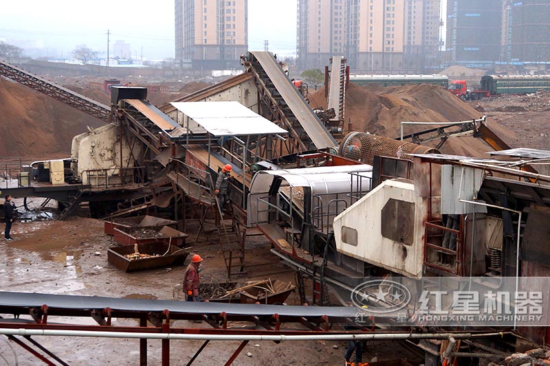 移動(dòng)磕石機(jī)建筑垃圾現(xiàn)場展示