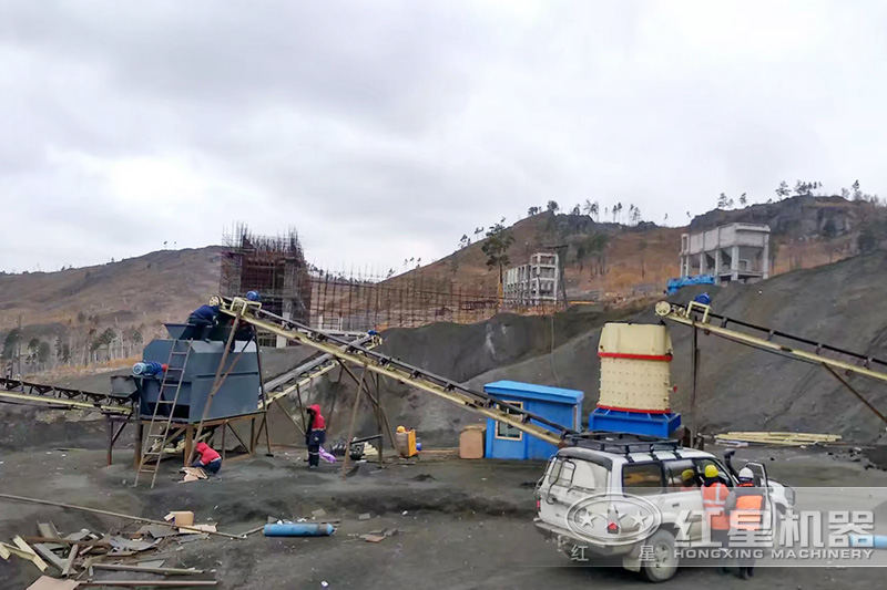 小型立式復合破作業(yè)現(xiàn)場