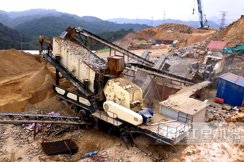 移動(dòng)式破碎車作業(yè)現(xiàn)場