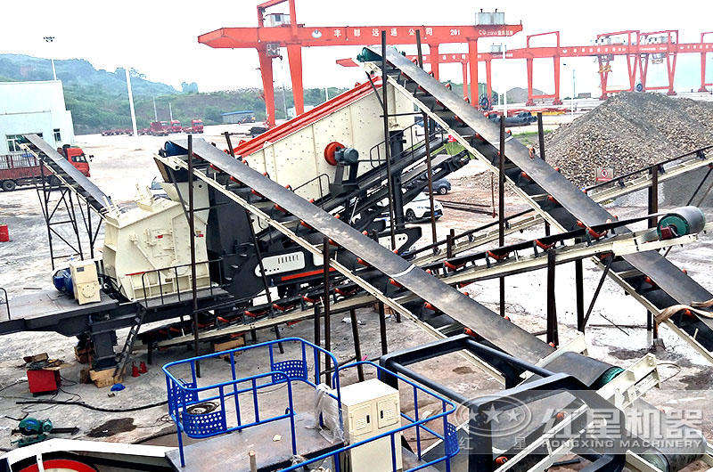 移動(dòng)式制砂生產(chǎn)線(xiàn)設(shè)備掛上車(chē)頭就能跑，便于轉(zhuǎn)場(chǎng)