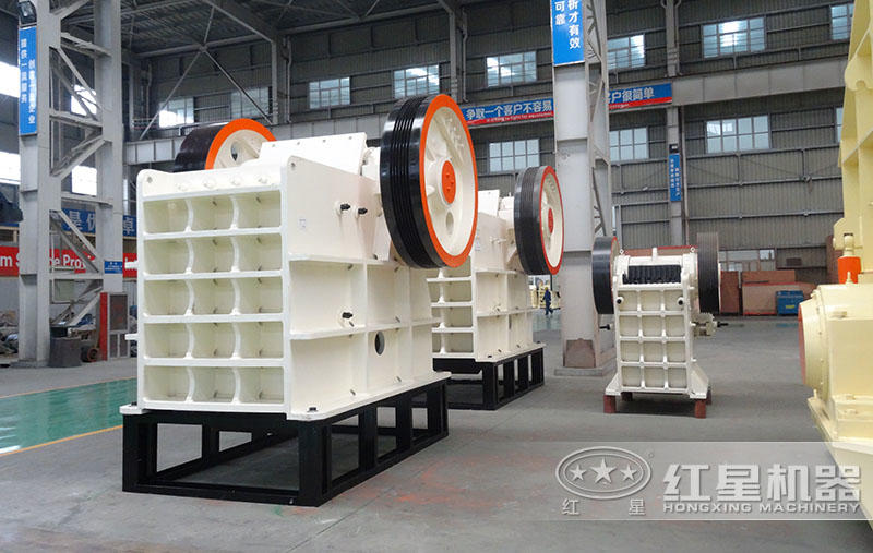 鄂破是粗碎設(shè)備，可在生產(chǎn)線前端處理大塊物料