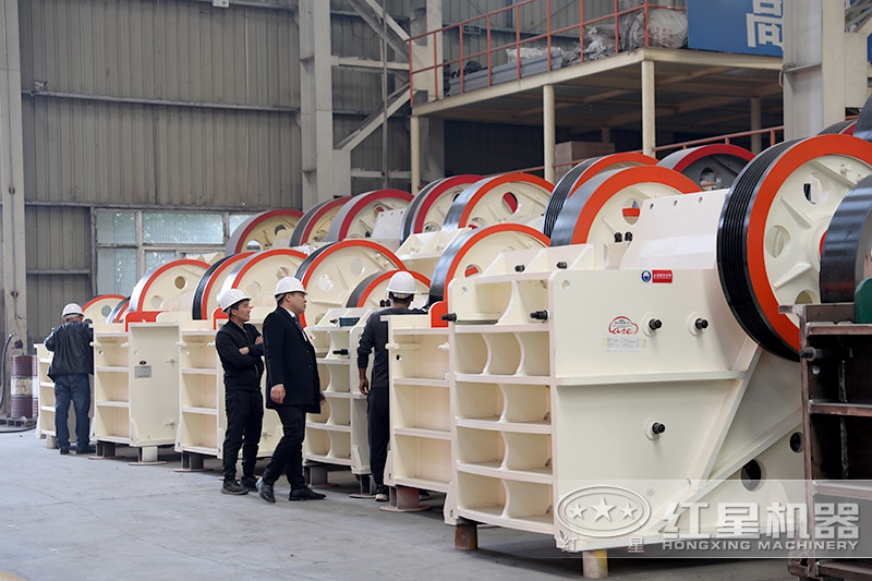 近距離參觀更能了解顎式石頭破碎機(jī)的材質(zhì)、構(gòu)造