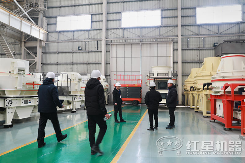 客戶在制砂機(jī)車間參觀，更多設(shè)備等你了解