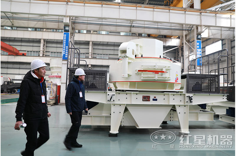 用戶參觀打細(xì)沙機(jī)器車間，對紅星設(shè)備贊不絕口