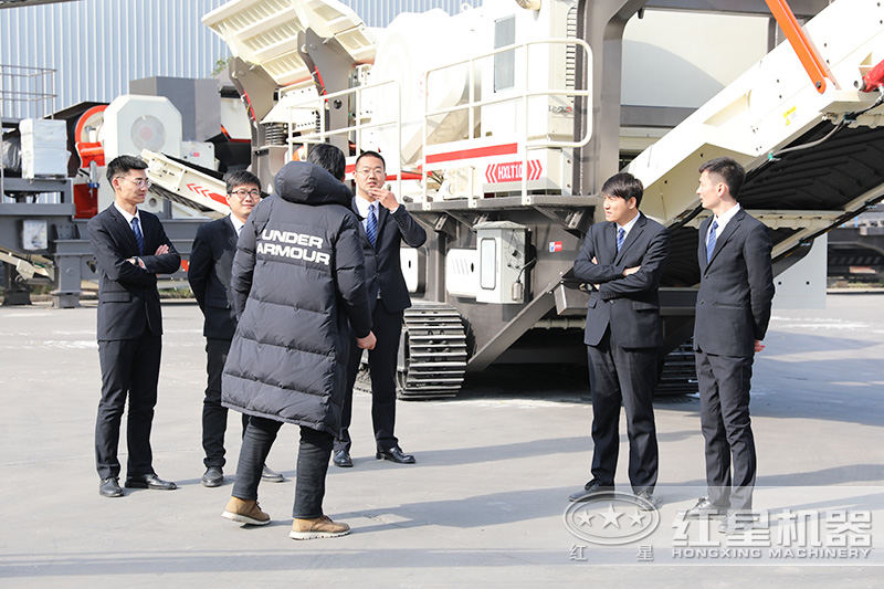 客戶來廠參觀流動粉碎機(jī)，專業(yè)團(tuán)隊(duì)一對一指導(dǎo)講解，現(xiàn)場演示