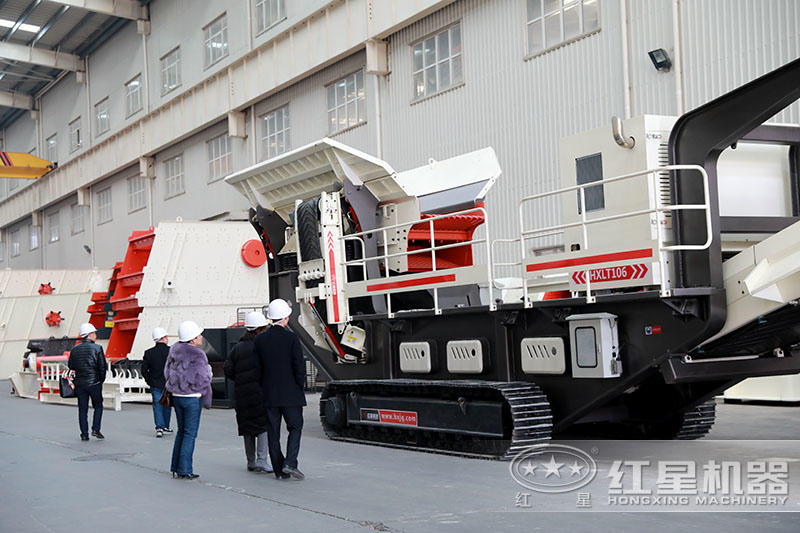 客戶來廠參觀紅星移動式破碎機后當(dāng)場下單