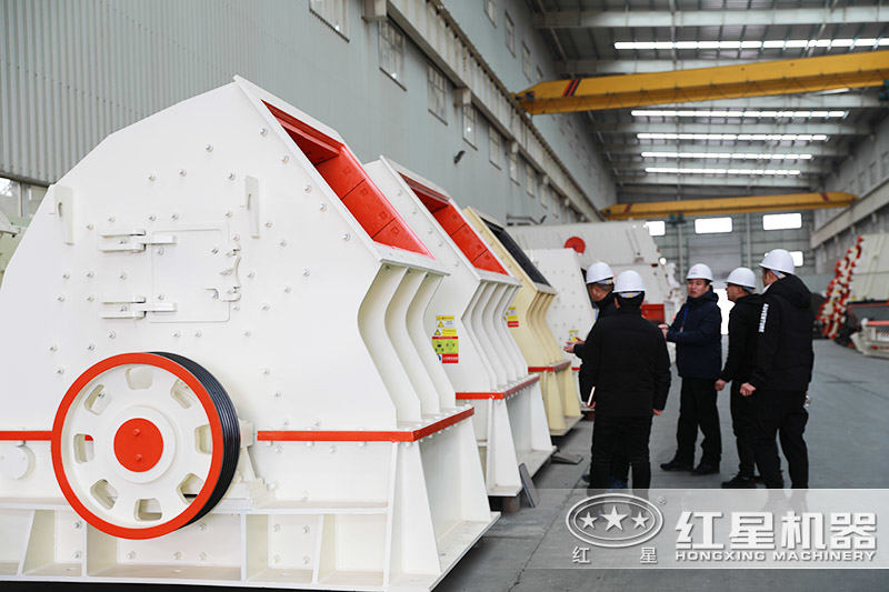 用戶在錘破車間參觀考察，技術(shù)人員耐心講解