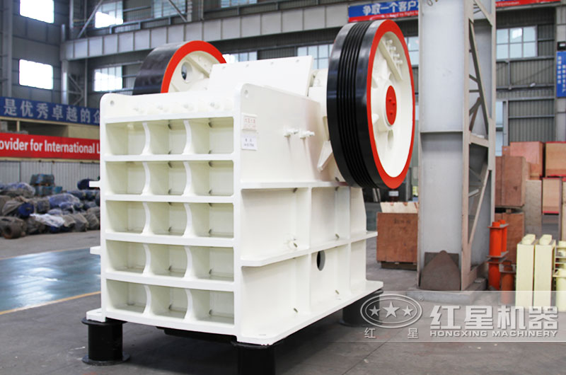 600×750的顎式破碎機(jī)生產(chǎn)能力為80-240t/h，進(jìn)料口腔深