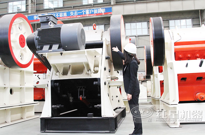 鄂式破石機進料口大，破碎腔深