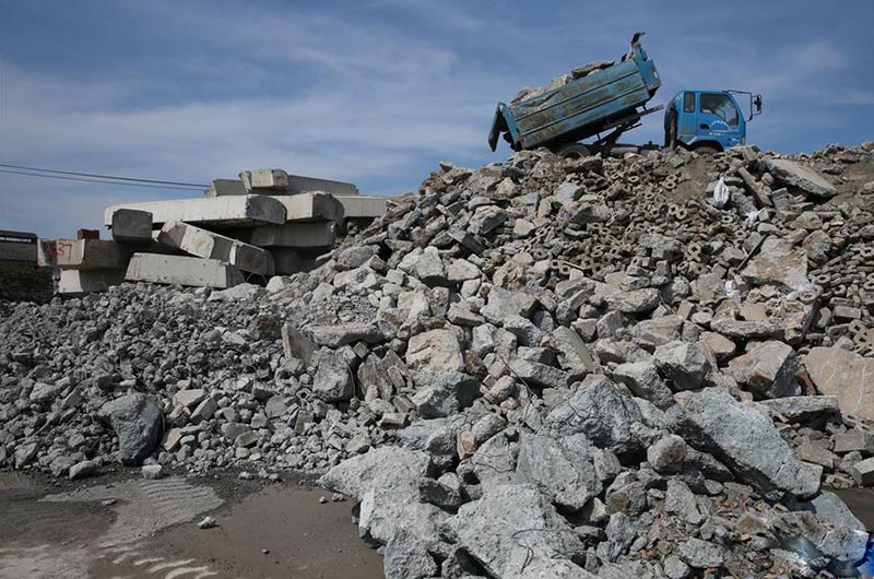 堆積如山的廢棄磚渣、磚塊