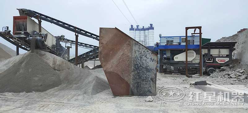 移動制砂機粉碎石料現(xiàn)場