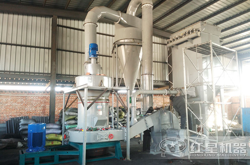 石灰石磨粉機-雷蒙磨粉機作業(yè)現場