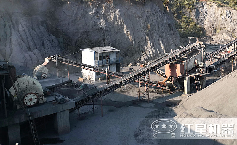 石料廠重錘式破碎機作業(yè)現(xiàn)場